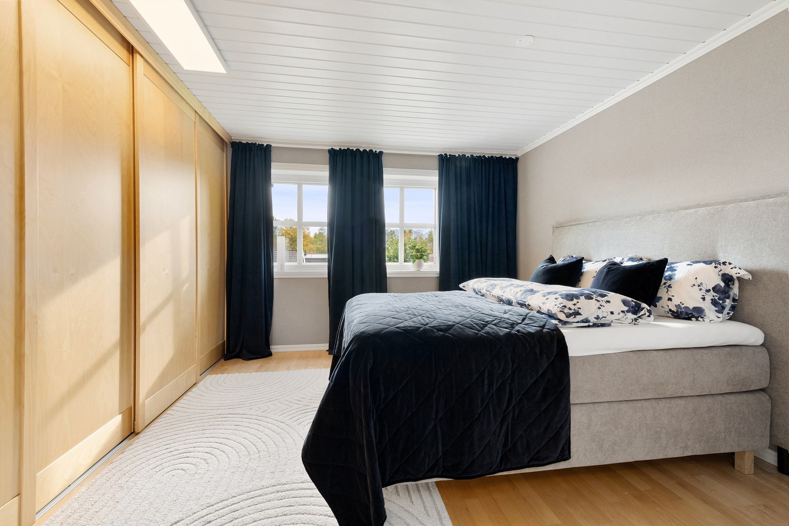 Stor og romslig soverom i underetasjen med stor skyvedørsgarderobe (tidligere 2 soverom - kan enkelt tilbakeføres om ønskelig). Galleribilde