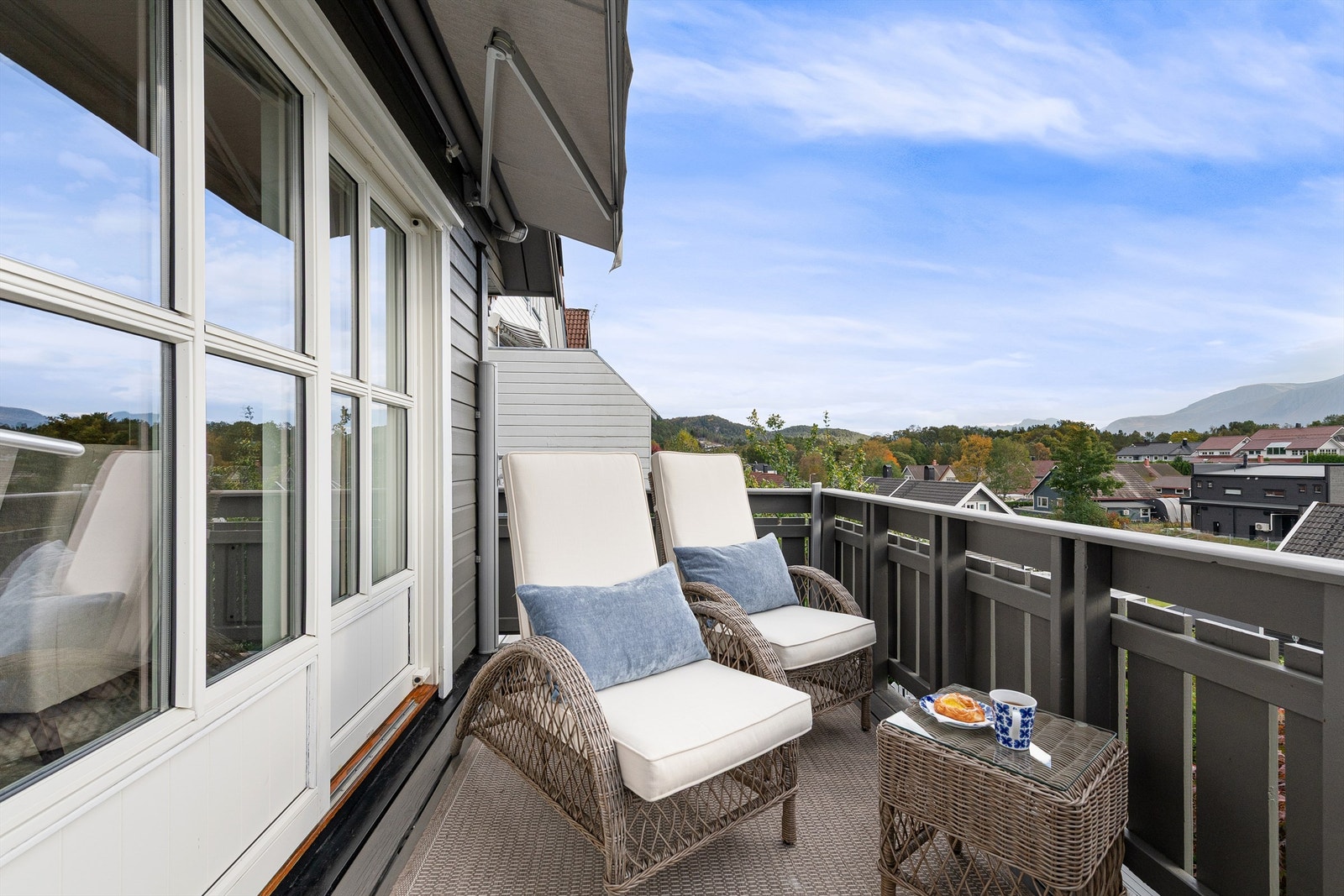 Veranda med markise og uttrekkbare levegg i 1. etasje Galleribilde