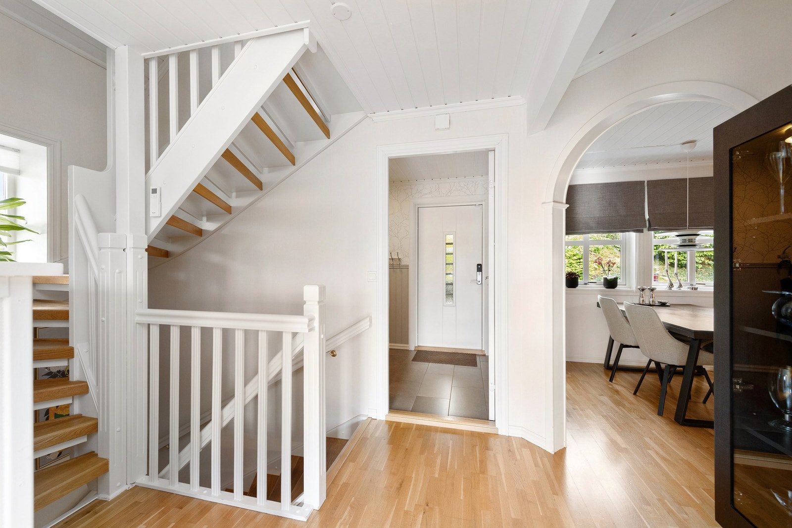 Fra gang/trapperom mot entre og kjøkken Galleribilde