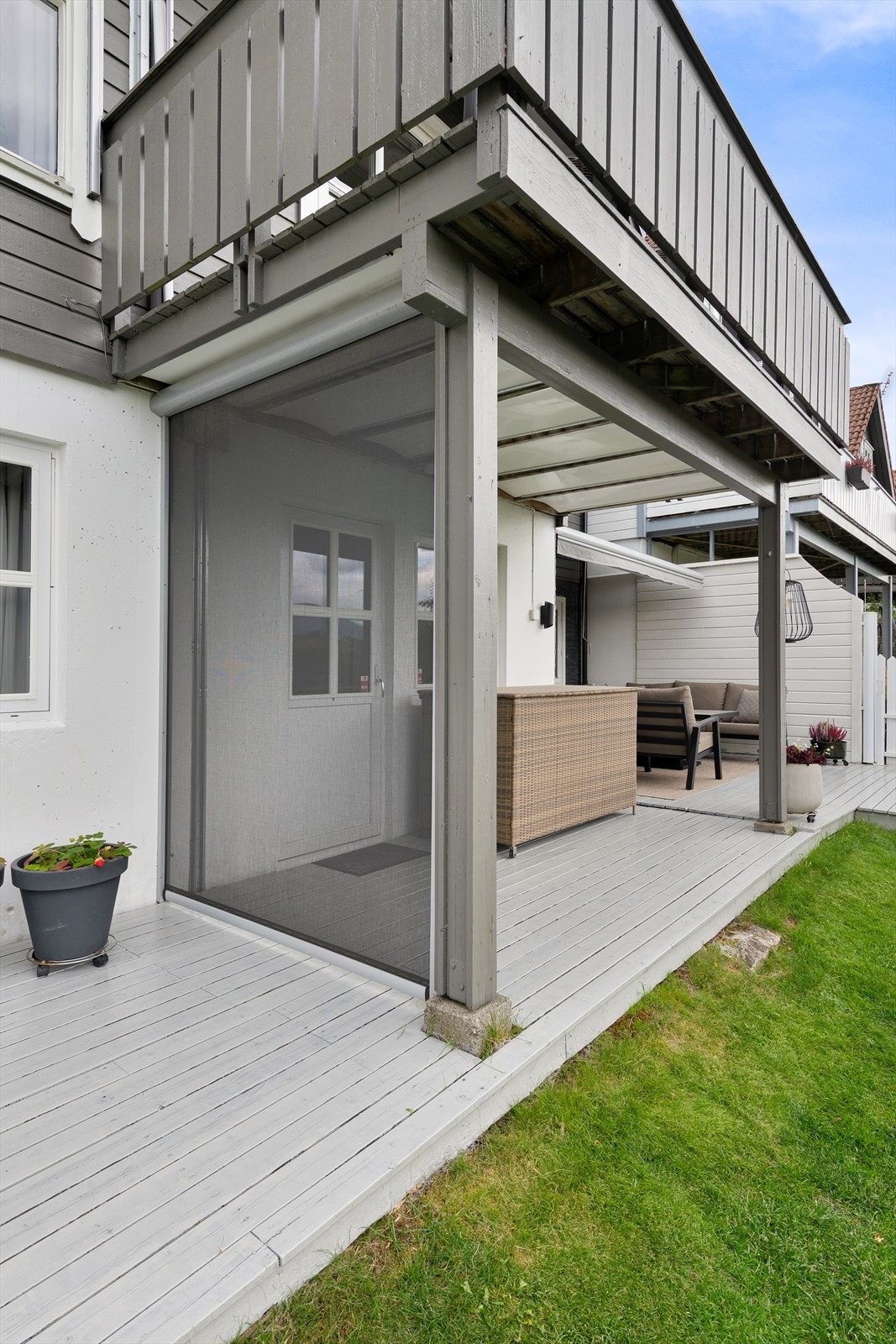 Lun og skjermet uteplass i hagen med nedtrekkbar levegg Galleribilde