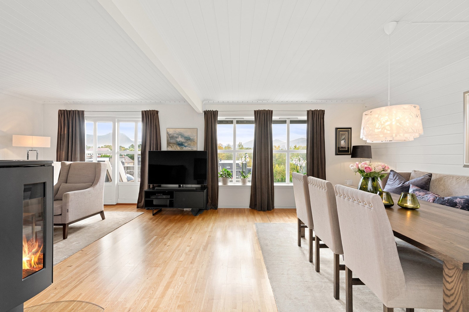 Lys og romslig stue med god plass til både sofagruppe og spisestue Galleribilde