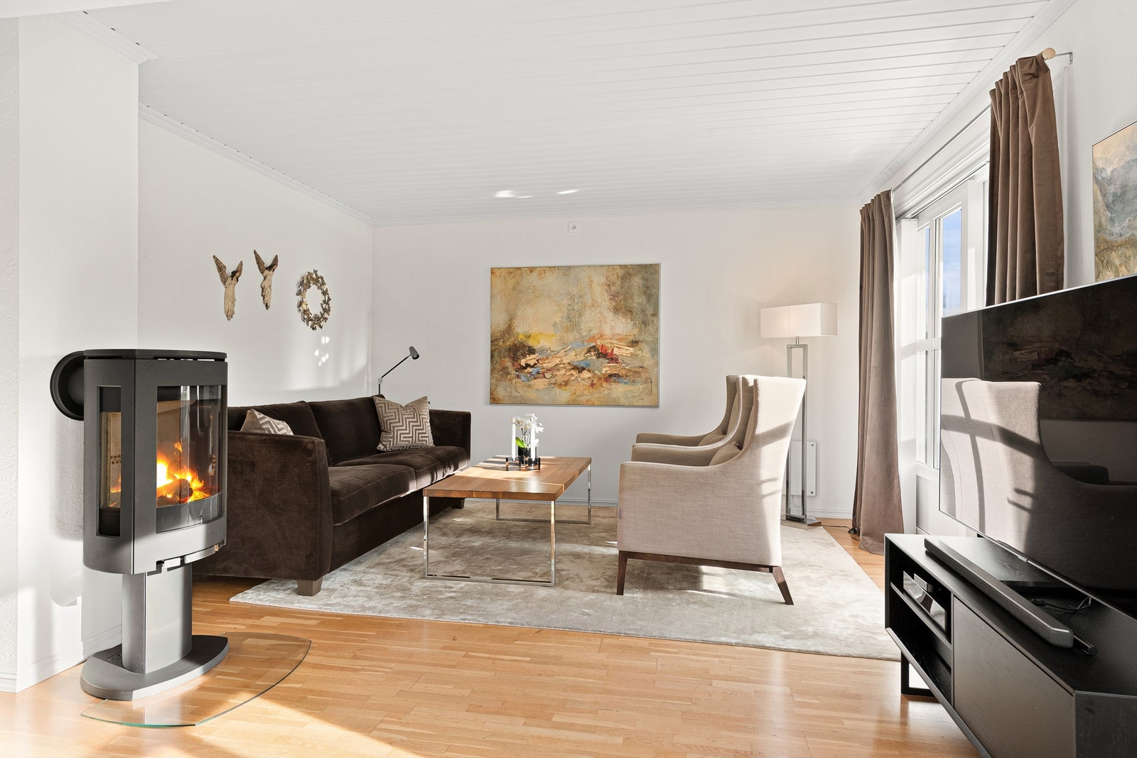 Lys og flott stue med peisovn Galleribilde