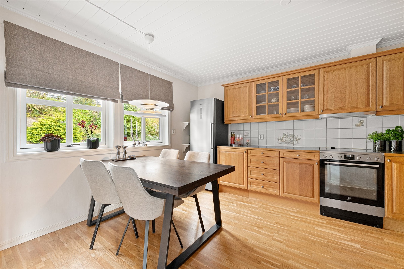 Kjøkkeninnredning fra Sigdal med profilerte eikefronter og benkeplate av laminat Galleribilde