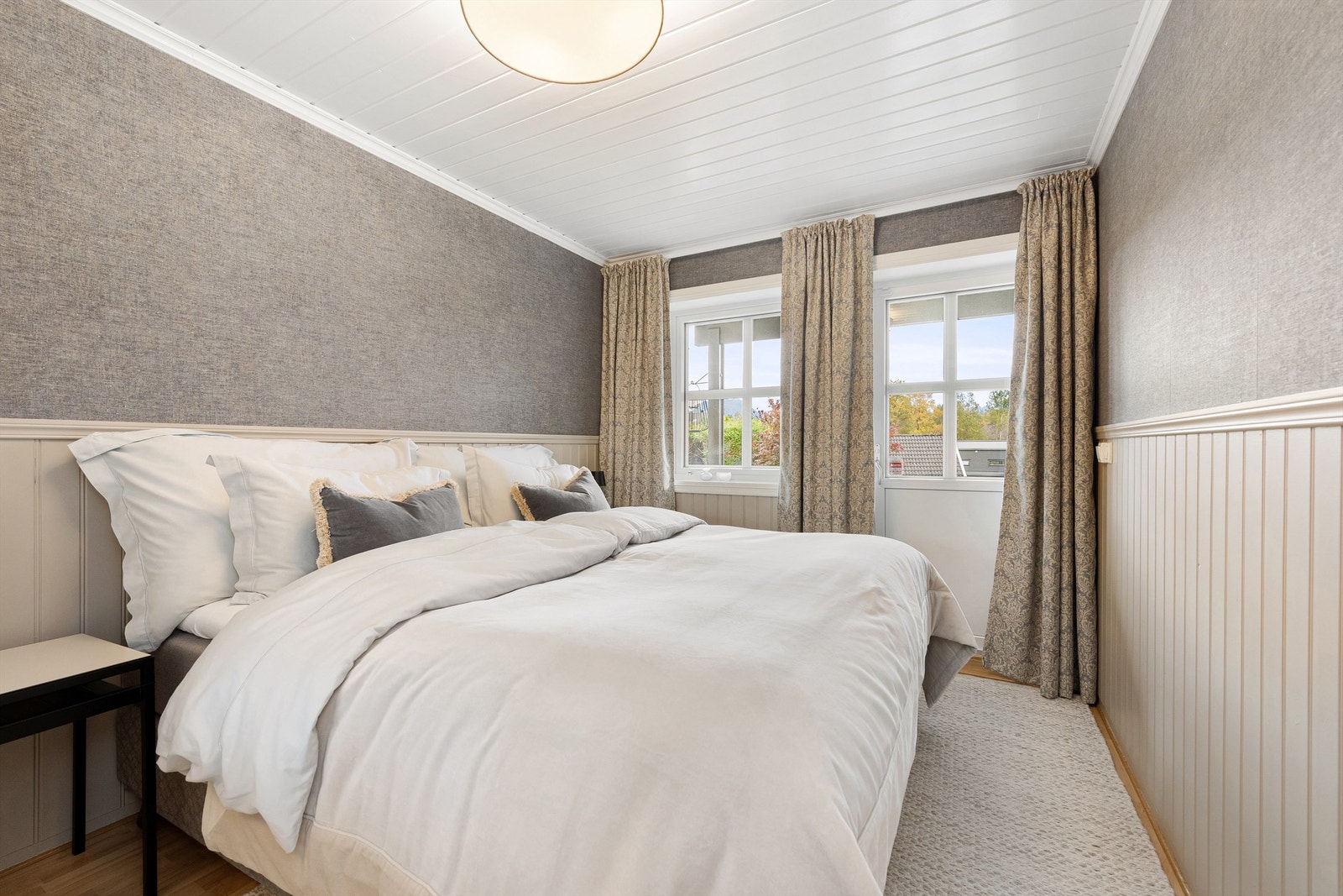 Soverom i underetasjen med utgang til markterrasse og hage Galleribilde