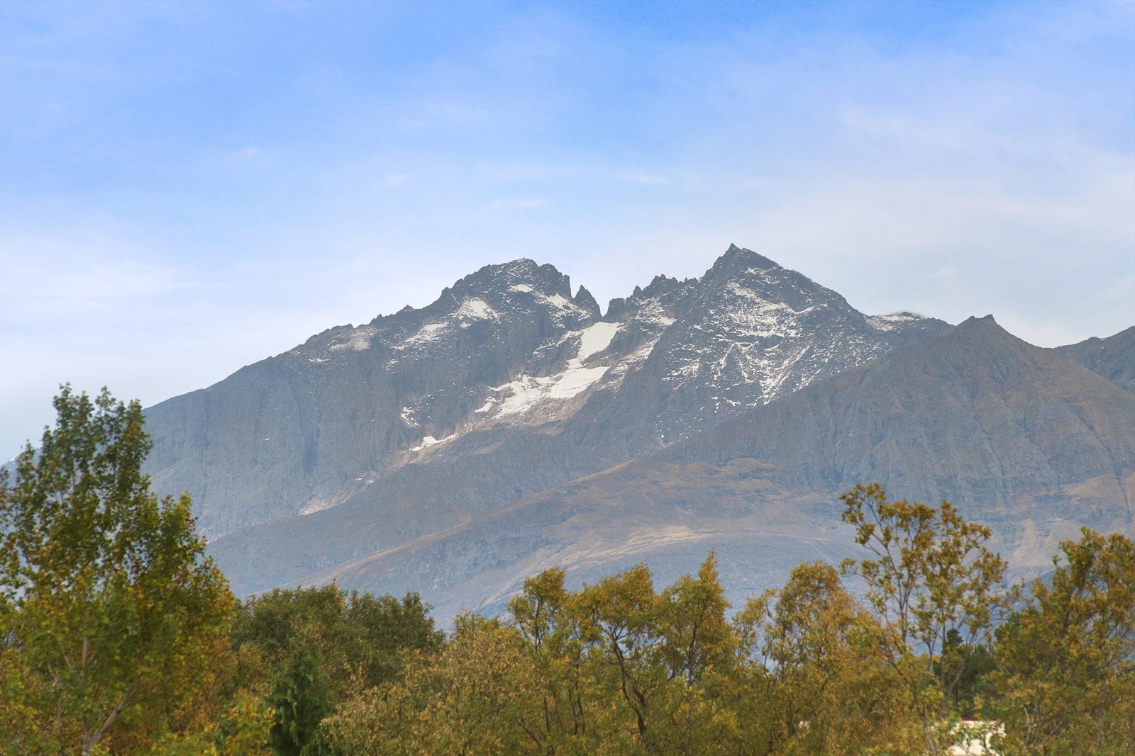 Flott utsikt mot Sunnmørsfjella fra eiendommen Galleribilde