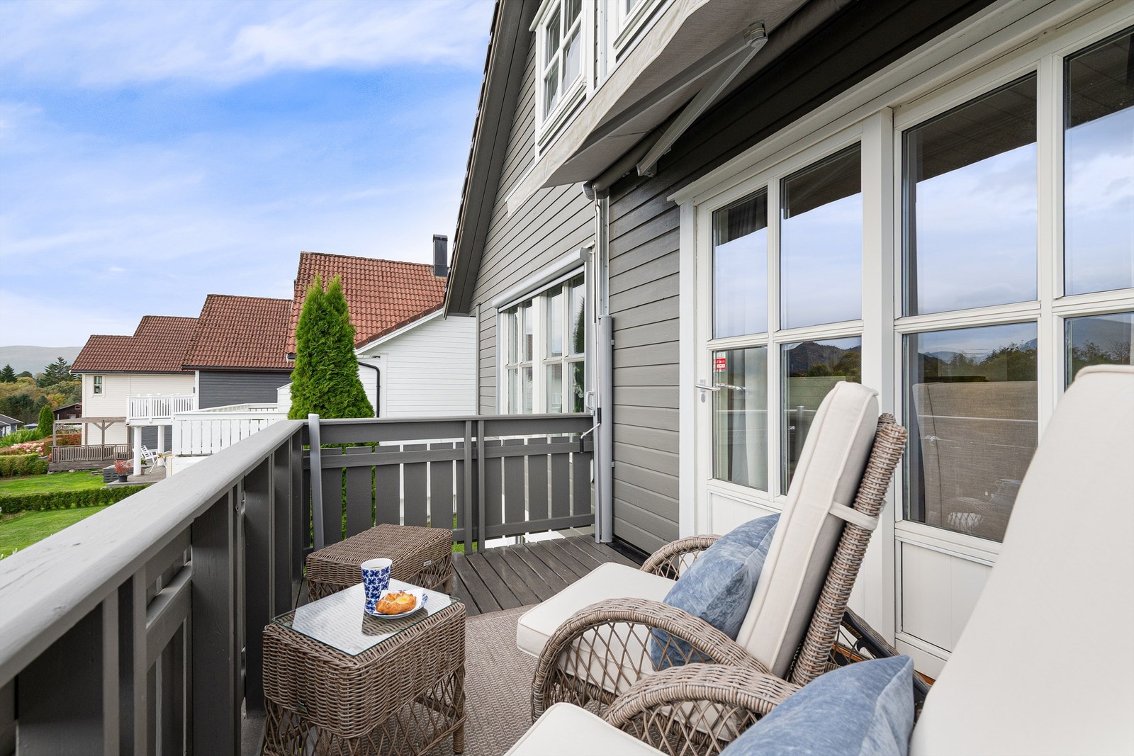 Veranda på 7 kvm med utgang fra stue i hovedetasjen Galleribilde