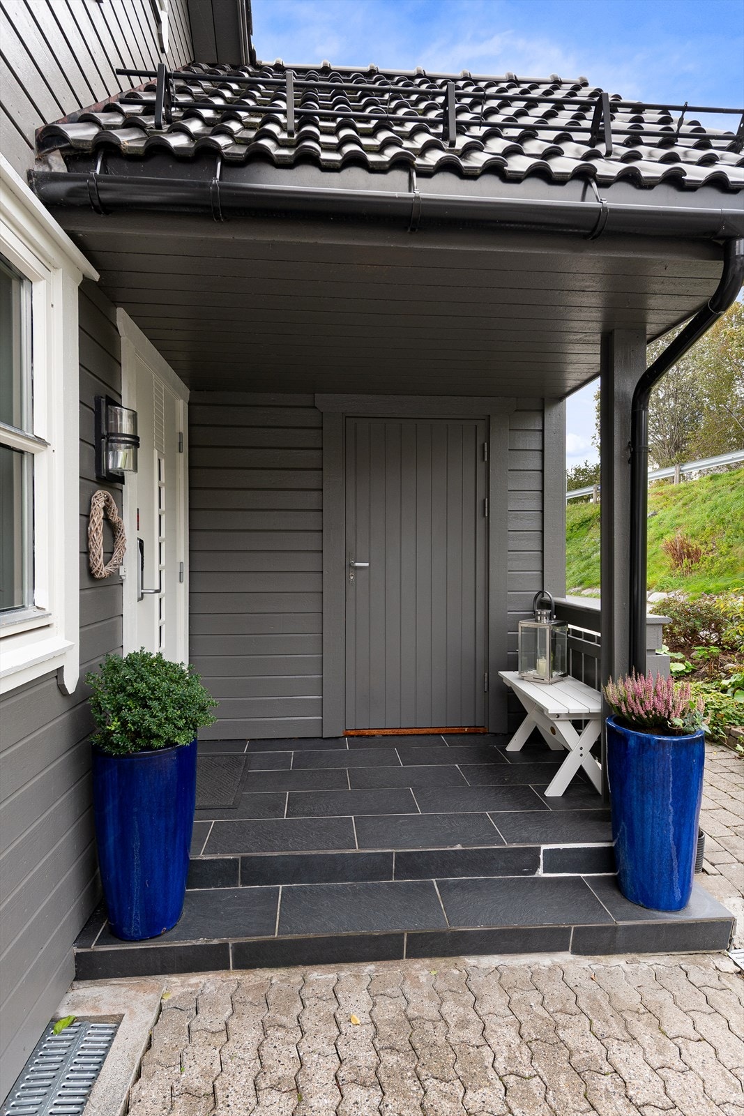 Overbygd inngangsparti og utebod mot nord Galleribilde