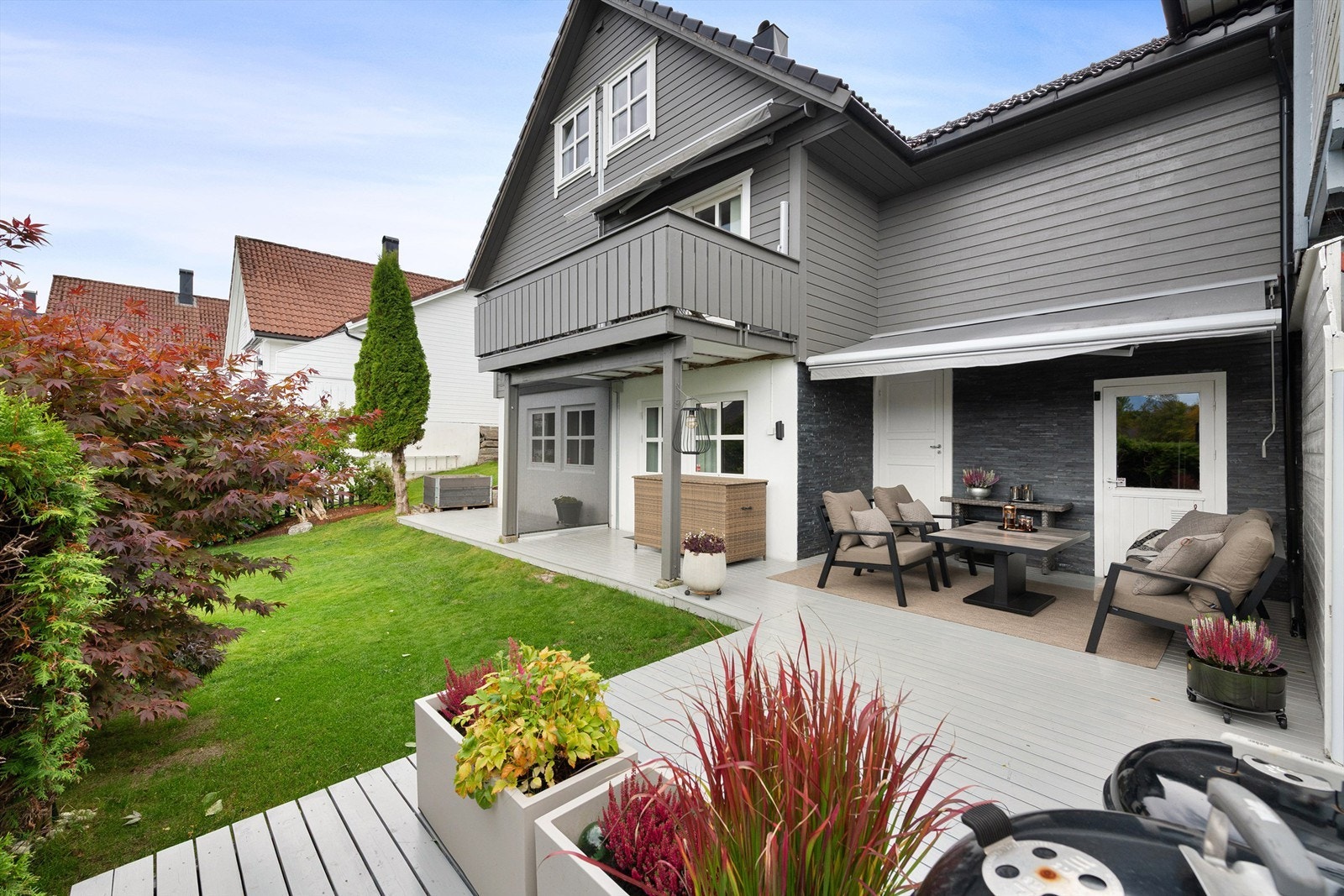 Pent opparbeidet markterrasse og skjermet hage i underetasjen Galleribilde