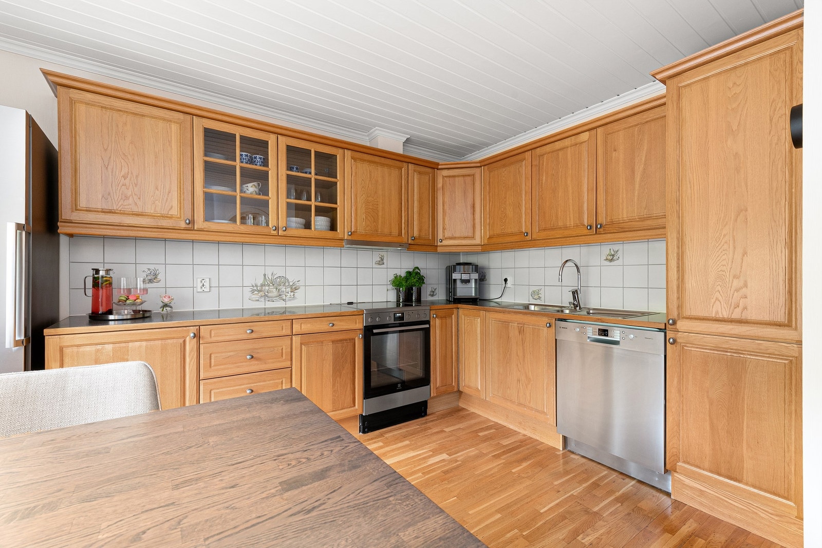 Kjøkkenet har frittstående kjøleskap, komfyr og oppvaskmaskin. Hvitevarer medfølger Galleribilde