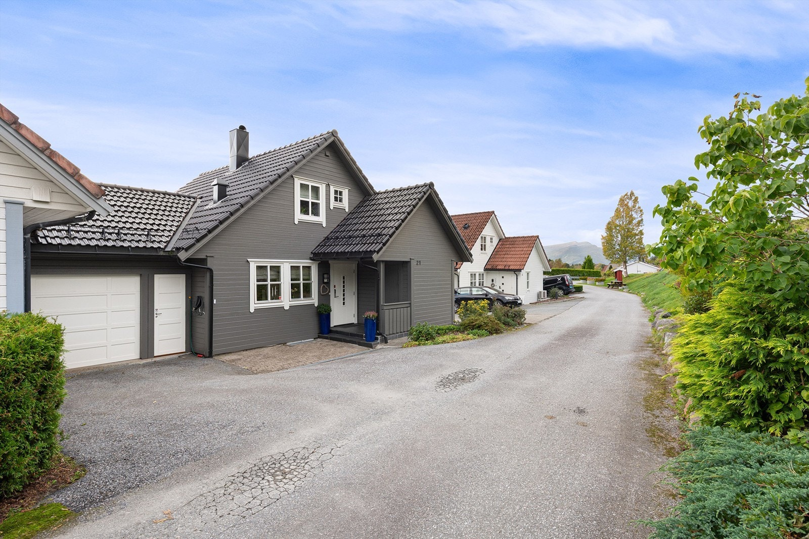 Fasade mot gate mot nord - asfaltert gårdsplass og parkeringsreal Galleribilde