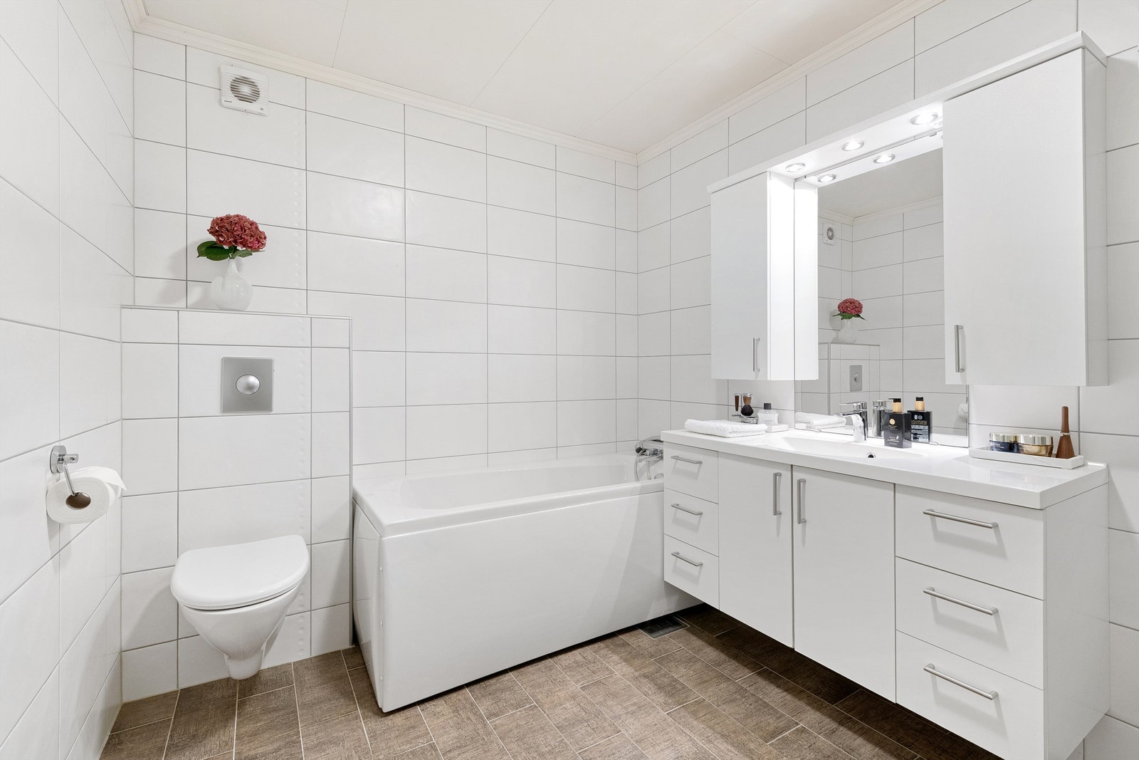 Bad i underetasjen ble overflateoppusset ca. 2008. Innredning fra Foss bad med ovenpåliggende servant med ett-greps armatur. Speil med overlys og skap over servant. Frittstående badekar. Vegghengt wc Galleribilde