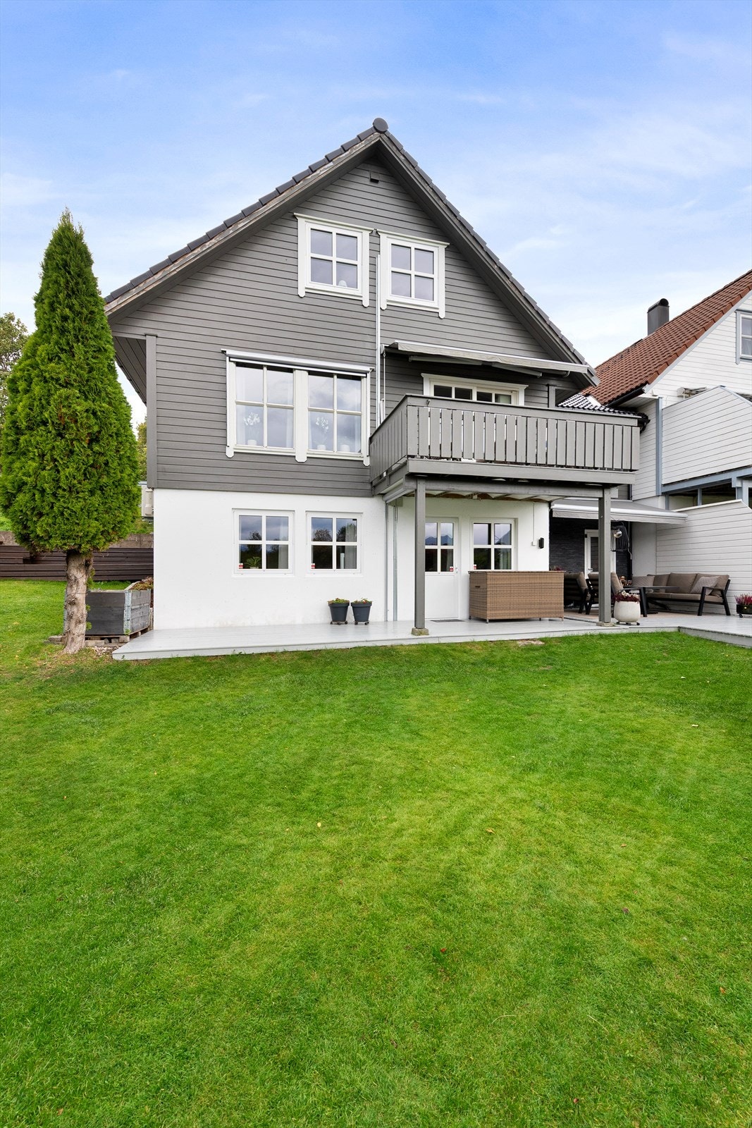 Fasade og hage mot syd Galleribilde