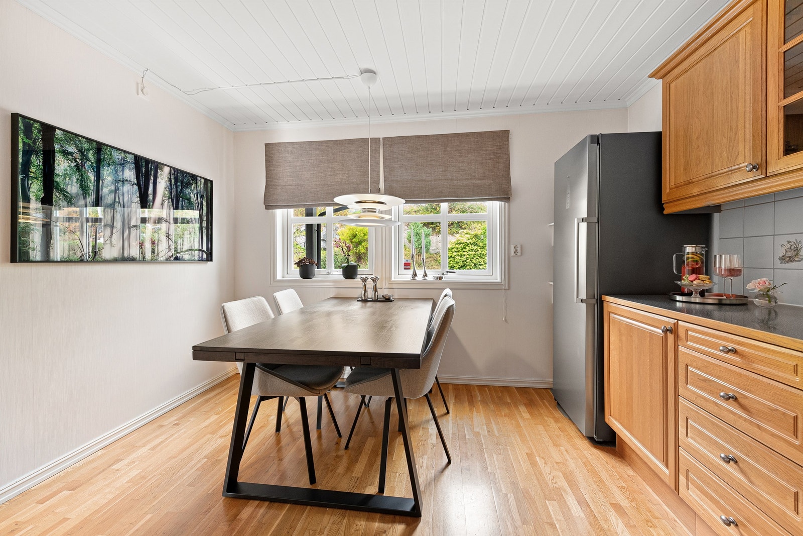 Familievennlig kjøkken med god plass til spisebord Galleribilde