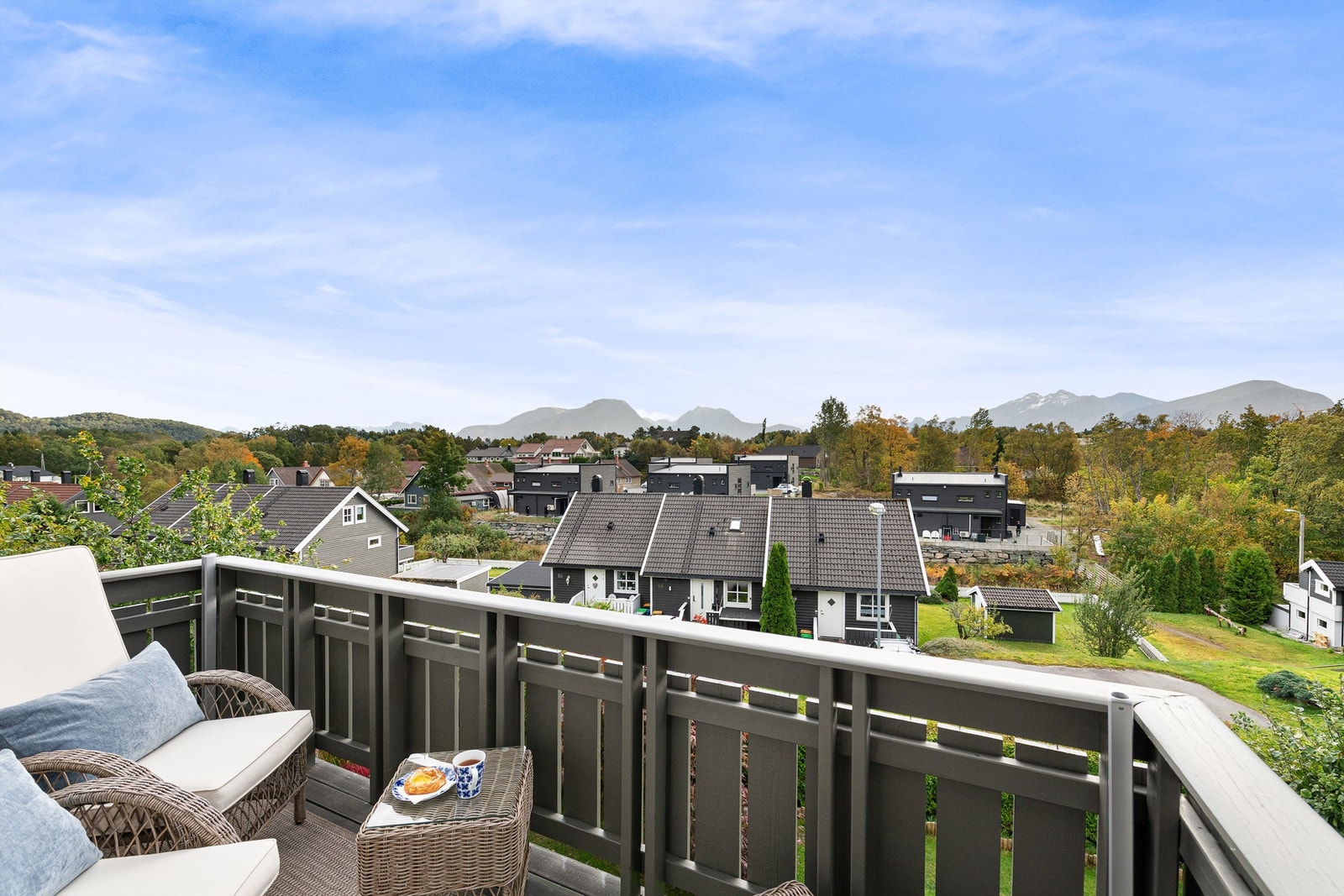 Veranda på 7 kvm utenfor stue med flott utsikt mot Sunnmørsfjella Galleribilde