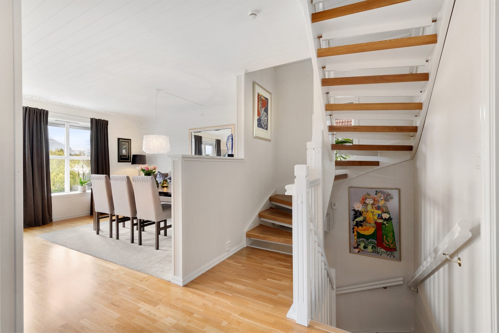 Gang/trapperom. Trinn i trapp er fornyet med eiketrinn Galleribilde