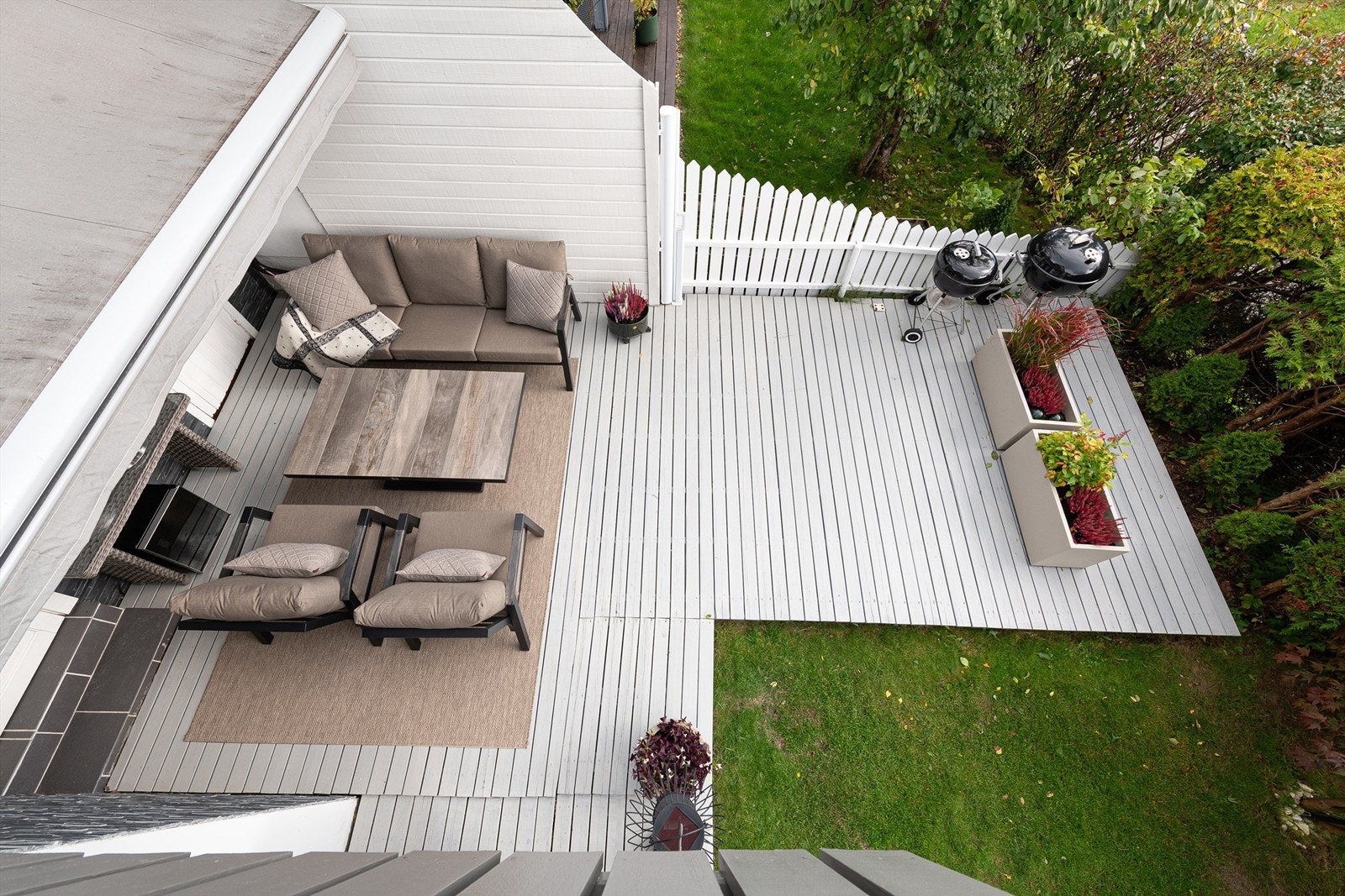 Utsikt fra veranda i 1. etasje til markterrasse og hage Galleribilde