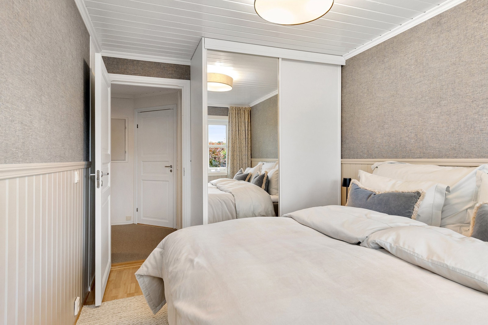 Garderobeskap med skyvedørsfronter, hvorav 1 speildør på soverom i underetasjen Galleribilde