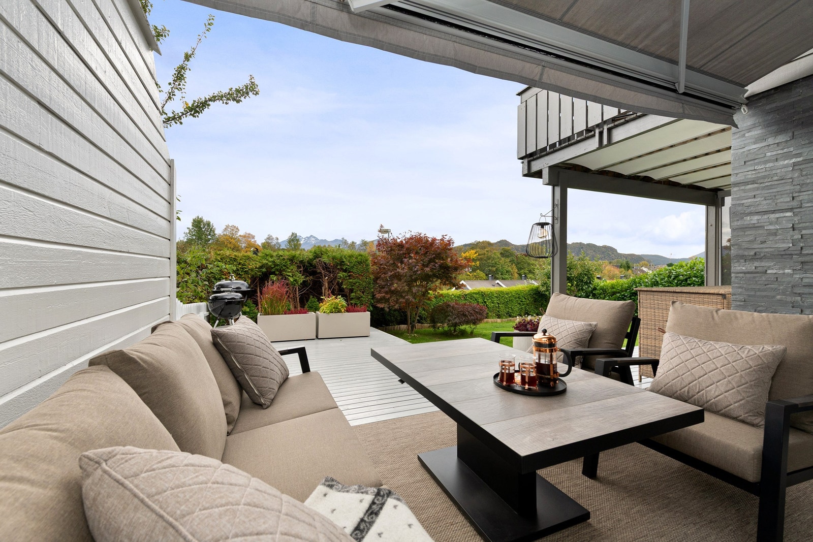 Skjermet og lun uteplass på terrassen i underetasjen Galleribilde