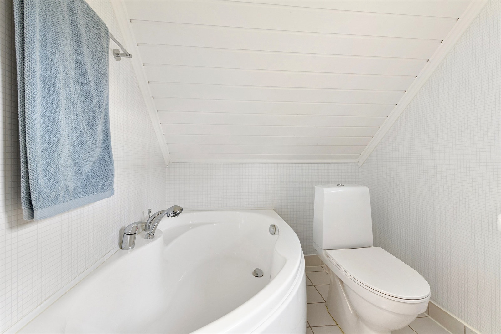 Bad i 2 etasje har badekar, wc og innreding Galleribilde