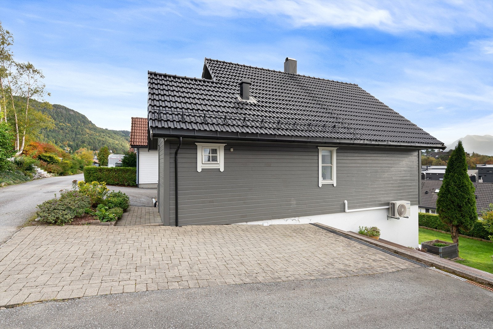 Fasade og parkeringsareal mot vest Galleribilde