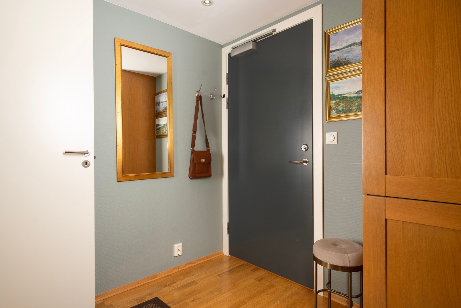 Romslig entré med god plass til oppbevaring. Her har du også praktisk tilknytning til innvendig bod Galleribilde