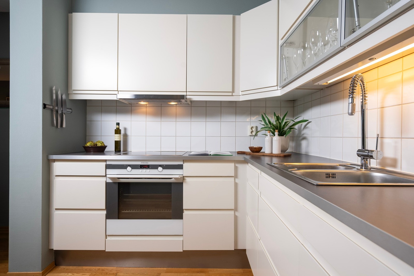 Rikelig med oppbevaringsplass i både over- og underskap Galleribilde