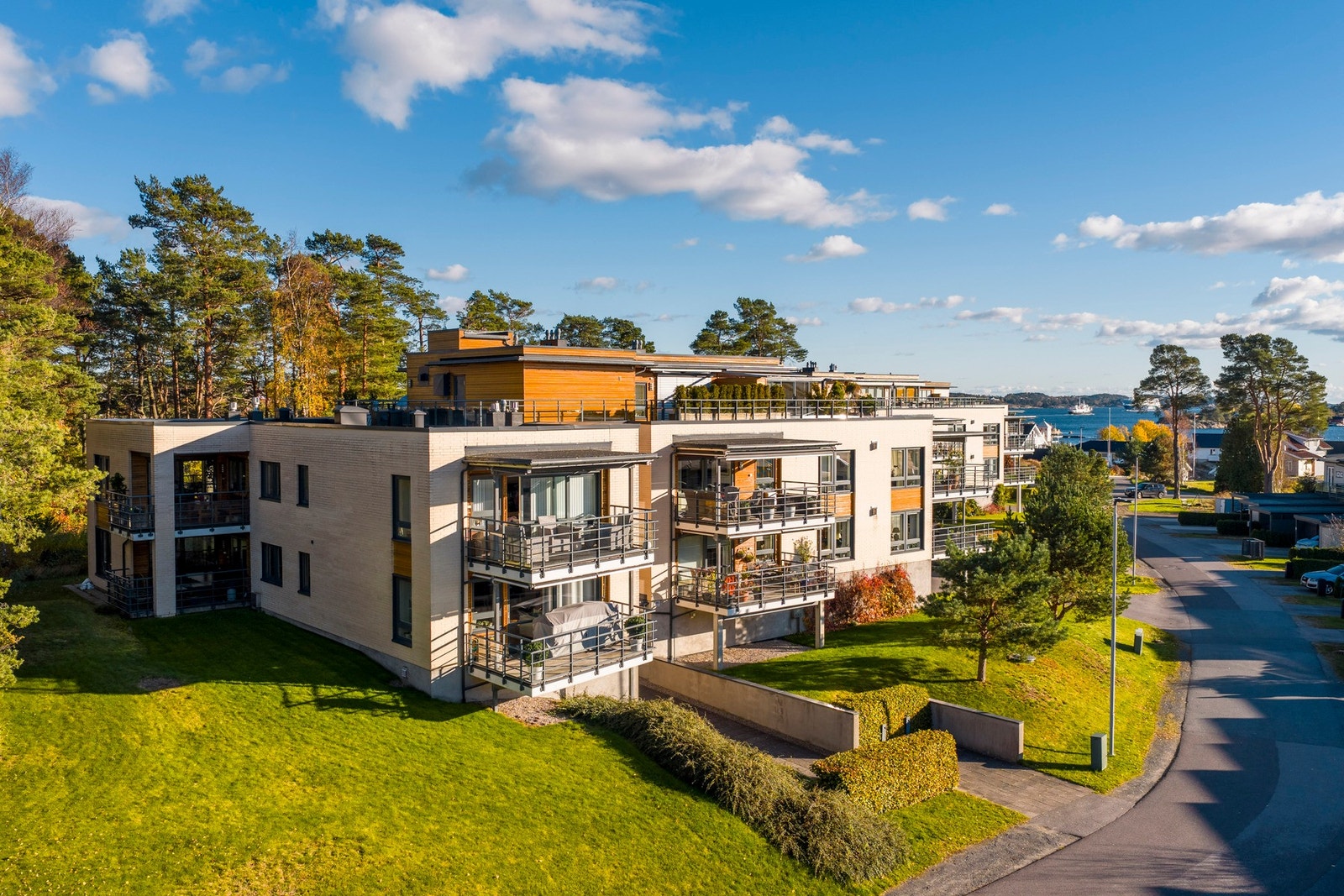 Leiligheten ligger høyt og fritt, usjenert fra annen bebyggelse med praktfull utsikt over omkringliggende områder Galleribilde