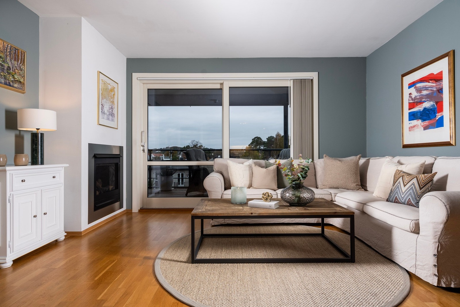 Store vindusflater gir leiligheten et lyst og innbydende preg Galleribilde