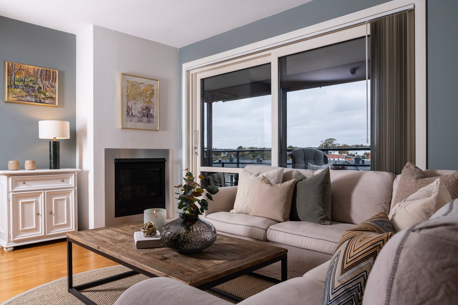 Stuen inviterer til avslapning og hyggelige stunder med familie og venner Galleribilde