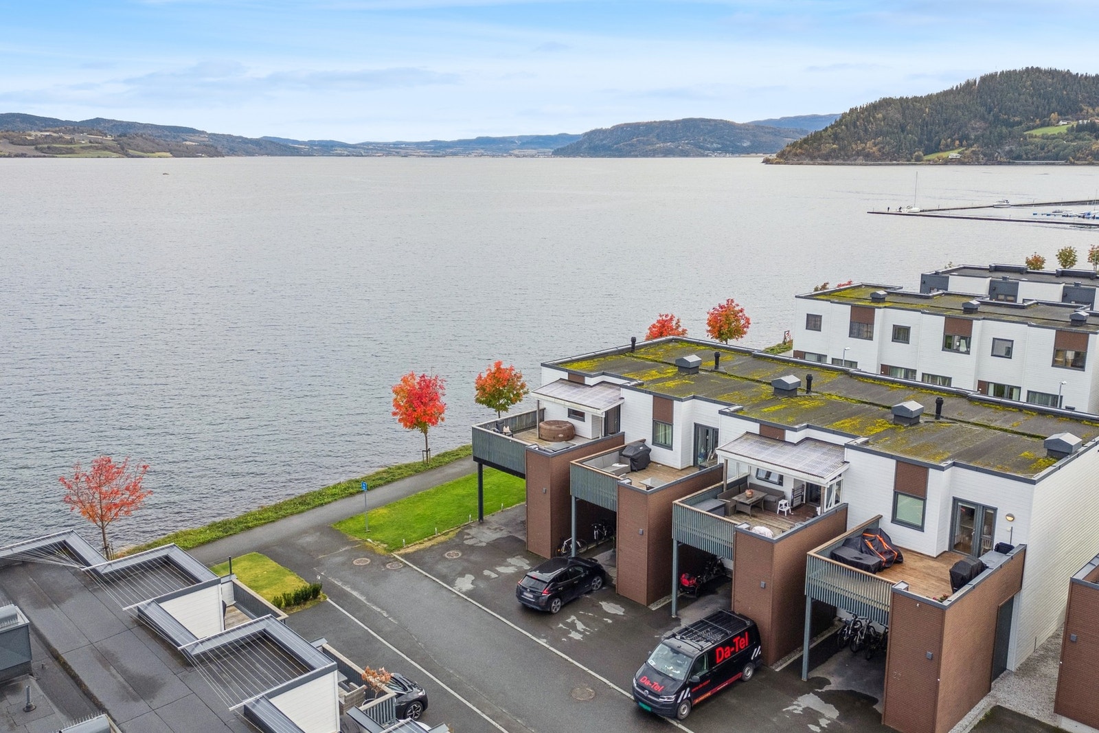 Boligen har en parkeringsplass i carport og en utendørs parkeringsplass ved inngang. Galleribilde