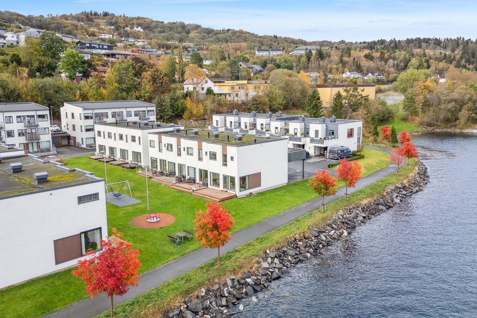 Moderne og flott rekkehus med attraktiv beliggenhet rett ved sjøen. Galleribilde