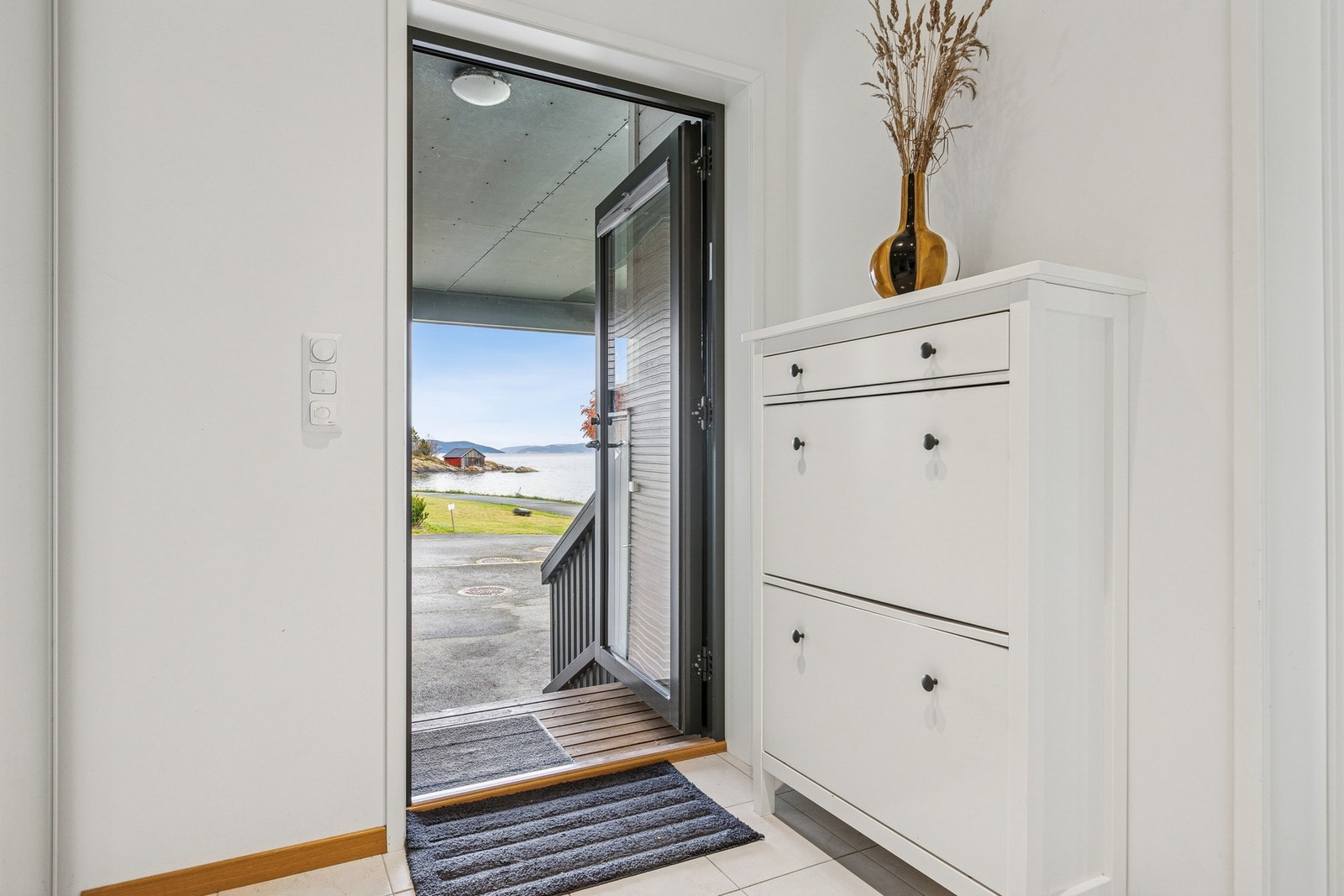 Her ønskes man velkommen inn til en lys og innbydende entré. Galleribilde