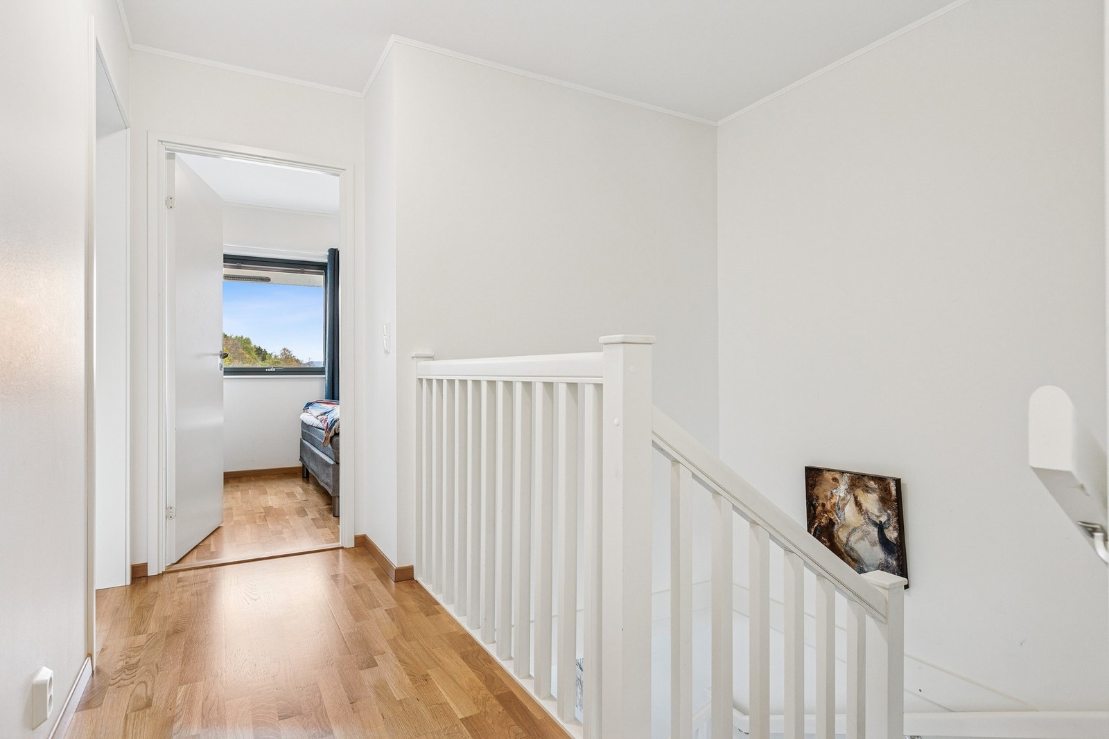 2. etasje består av 4 soverom, bad, bod og terrasse. Galleribilde