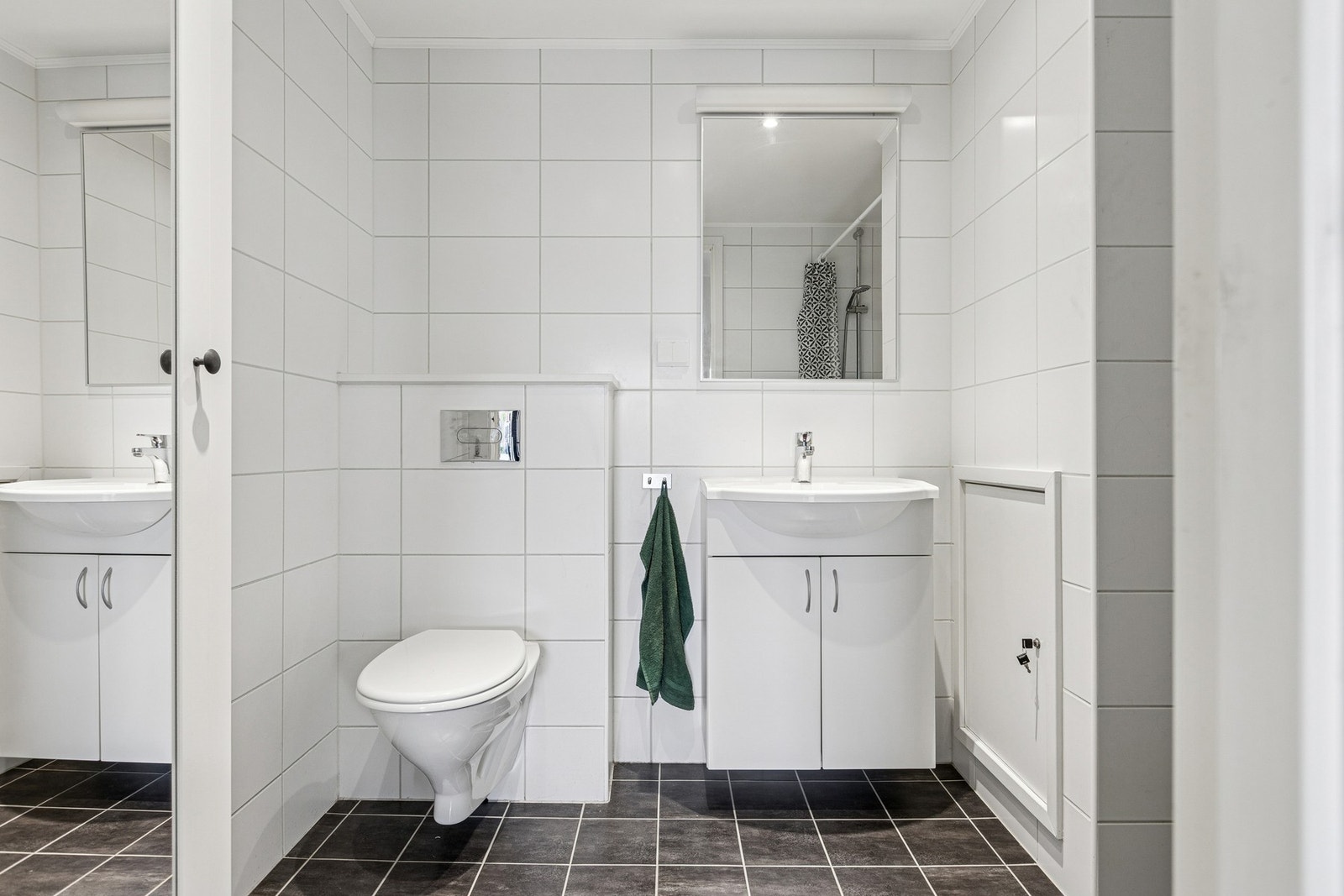 Boligen har totalt to bad, ett i hver etasje. Badet i 1.etasje måler 4 kvm. Galleribilde