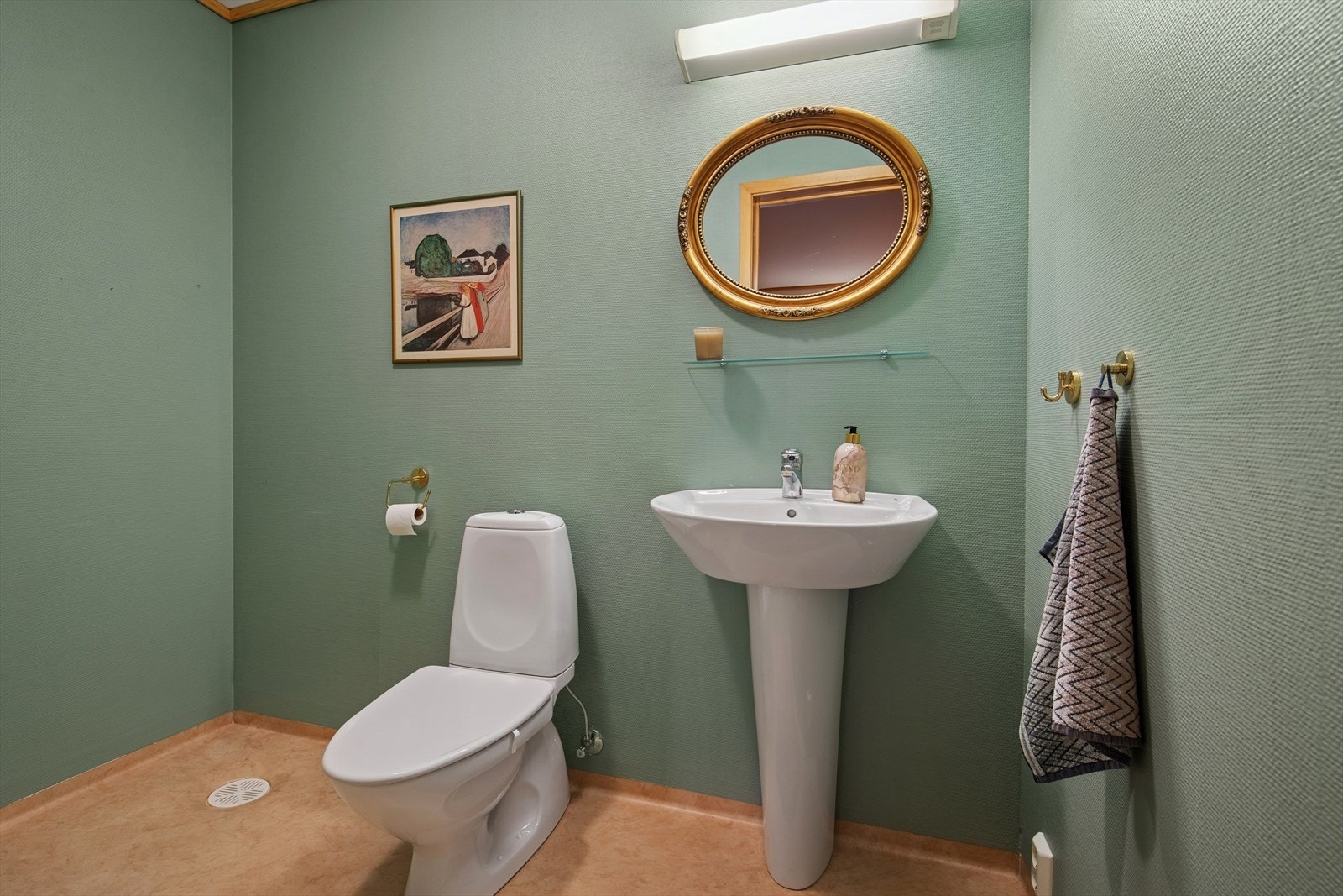 Toalettrommet er innredet med servant og frittstående toalett. Galleribilde