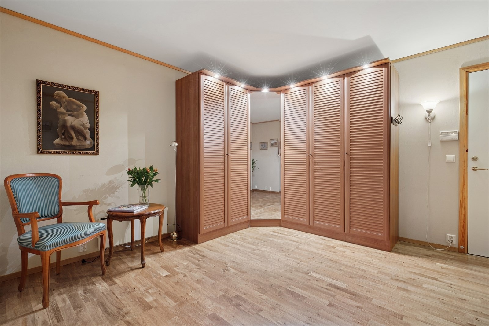 Inne blir du møtt av en romslig entrè med god plass til oppbevaringsløsninger og annet møblement. Galleribilde