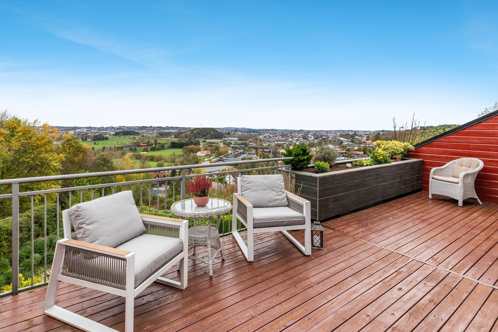 Terrassen på hele 24 kvm har gode solforhold på ettermiddagen og kvelden, og nydelig utsikt! Galleribilde