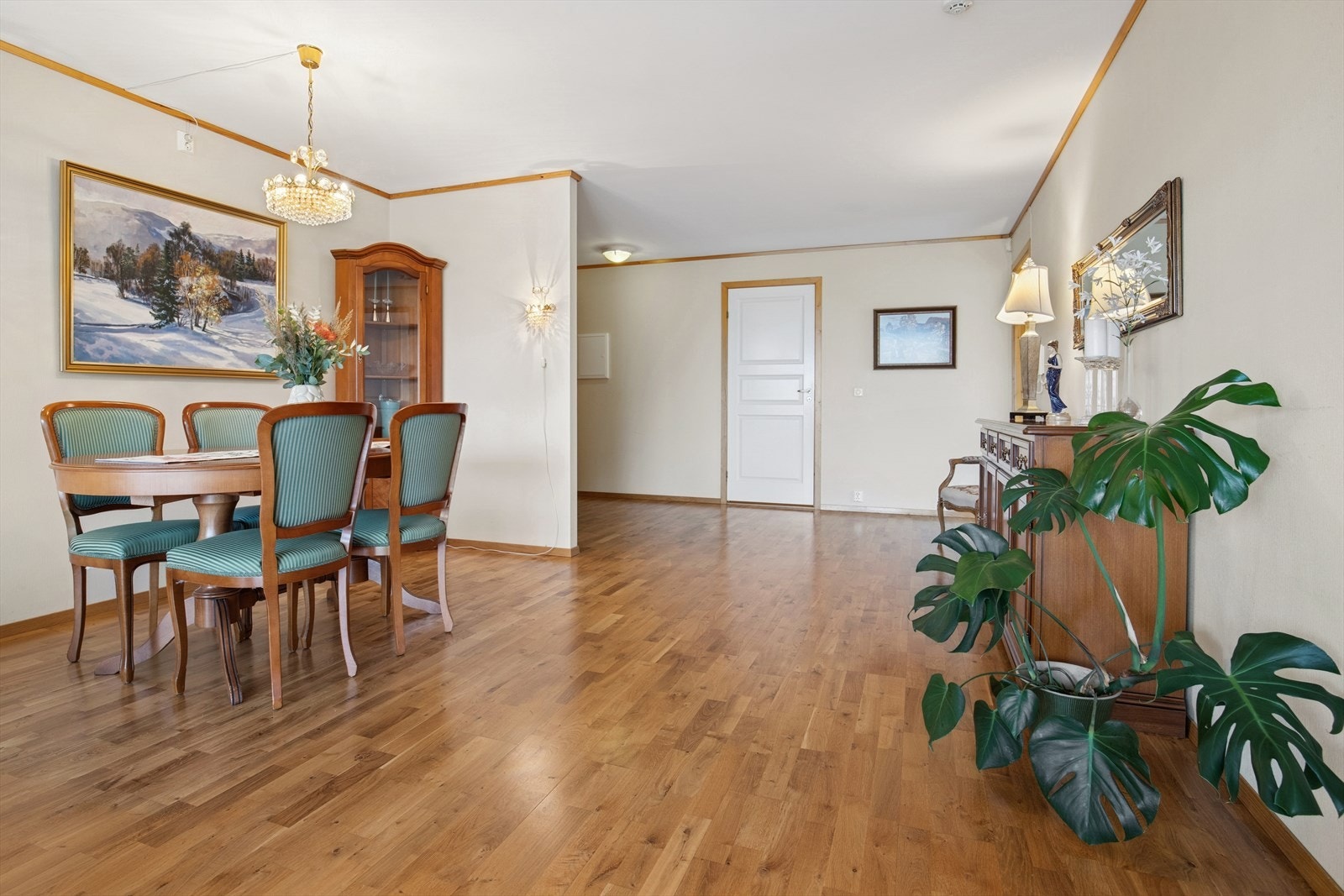 Det er plass til både sofagruppe og spisegruppe. Galleribilde