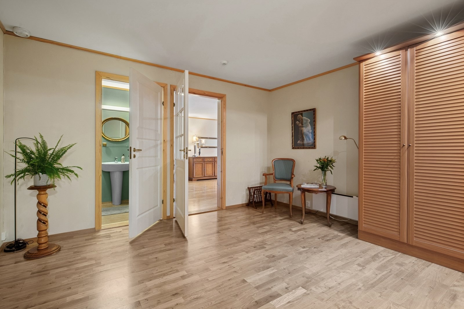 Leiligheten er ligger i 5. etasje med heis eller trapper opp til etasjeplan. Galleribilde