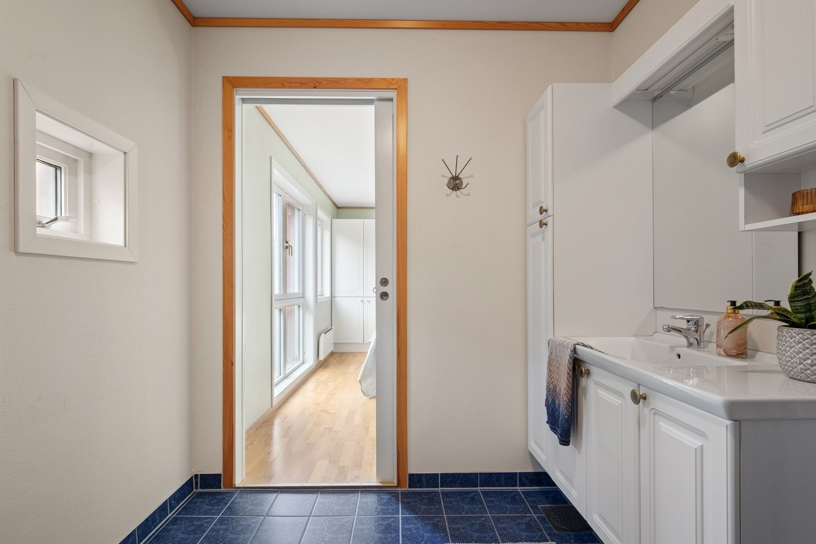 Badet er innredet med servant, hjørnedusj og toalett. Det er skader på servanten. Galleribilde