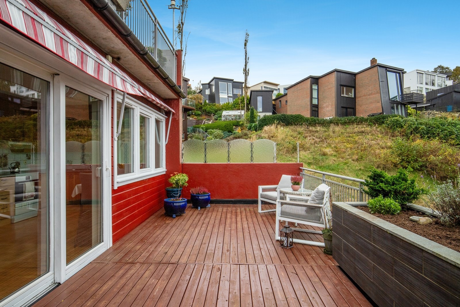 Fra stuen er det skyvedører til leilighetens herlige balkong. Galleribilde