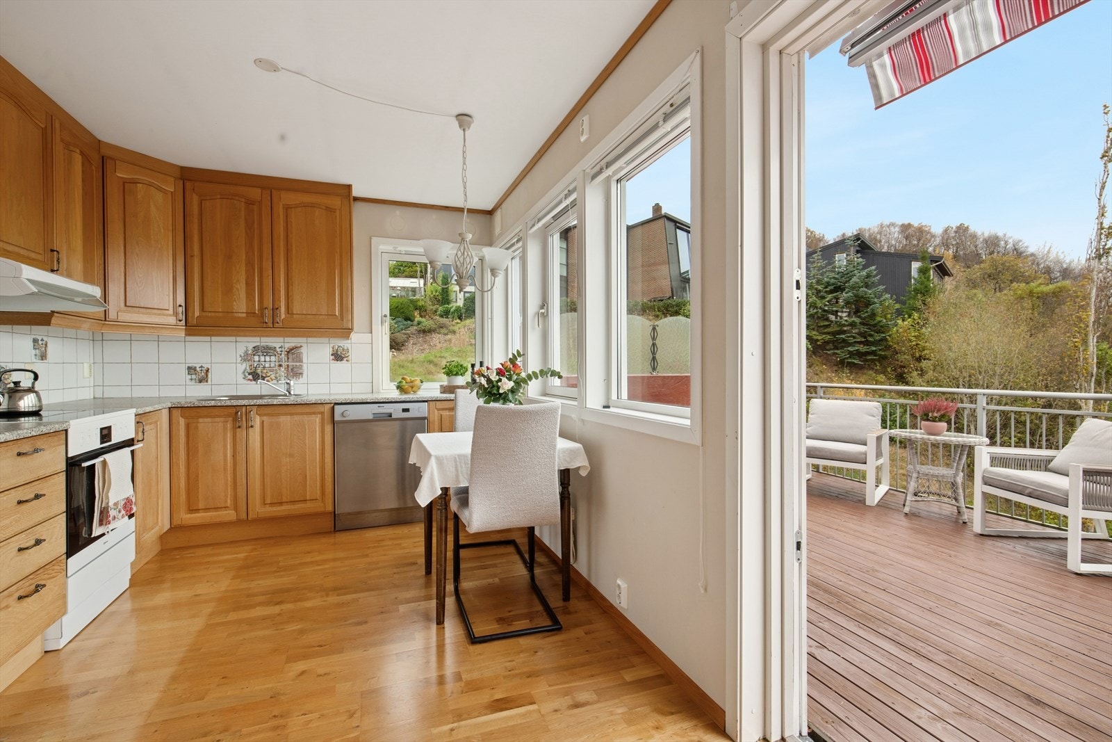 Den takhøye kjøkkeninnredningen har profilerte fronter og benkeplate i laminat. Galleribilde