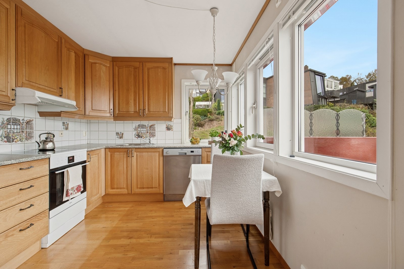 Kjøkkeninnredningen har frittstående komfyr, kjøleskap og oppvaskmaskin. Galleribilde