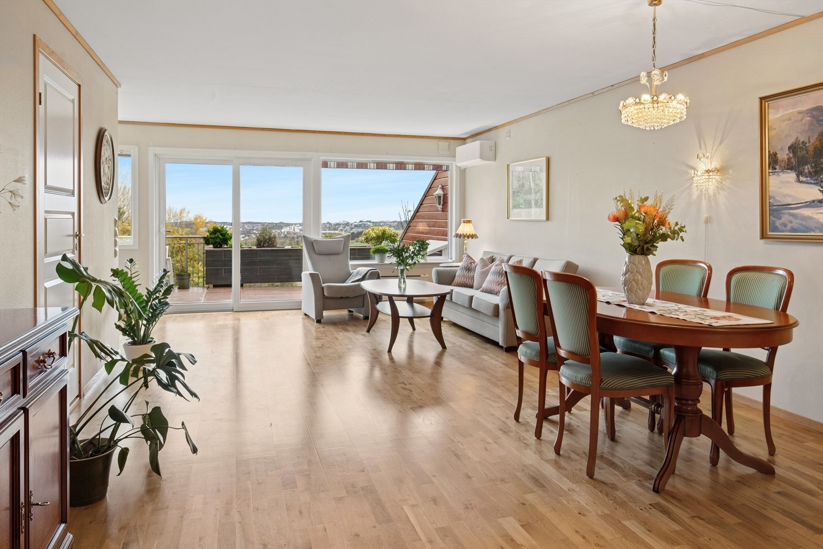 Stort oppholdsrom med store vindusflater og gode møbleringsmuligheter. Galleribilde