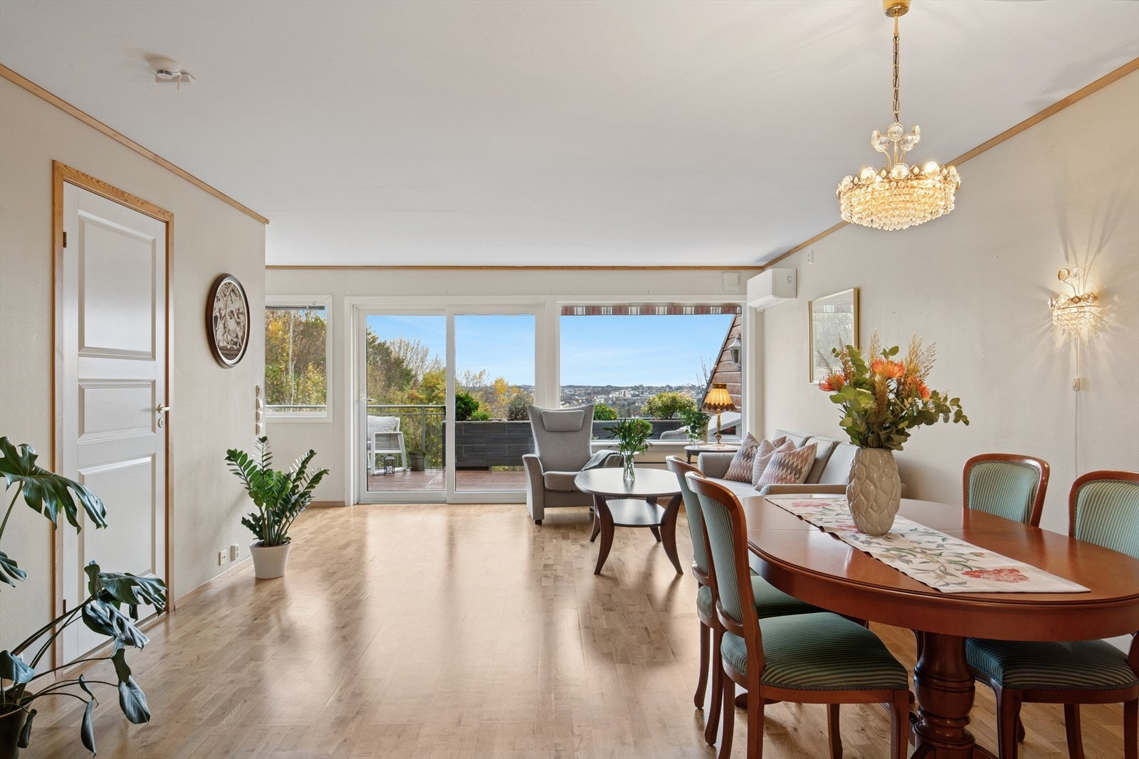 Fra stuen er det skyvedører til leilighetens herlige balkong. Galleribilde