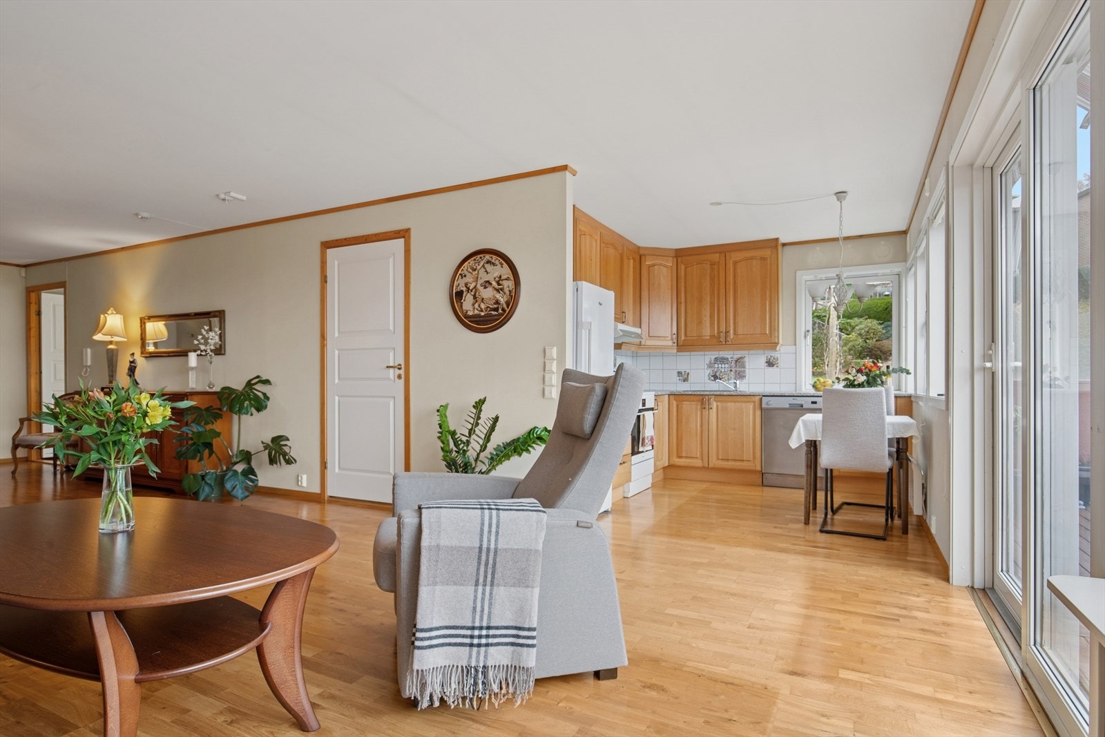 Stue og kjøkken i åpen løsning. Galleribilde