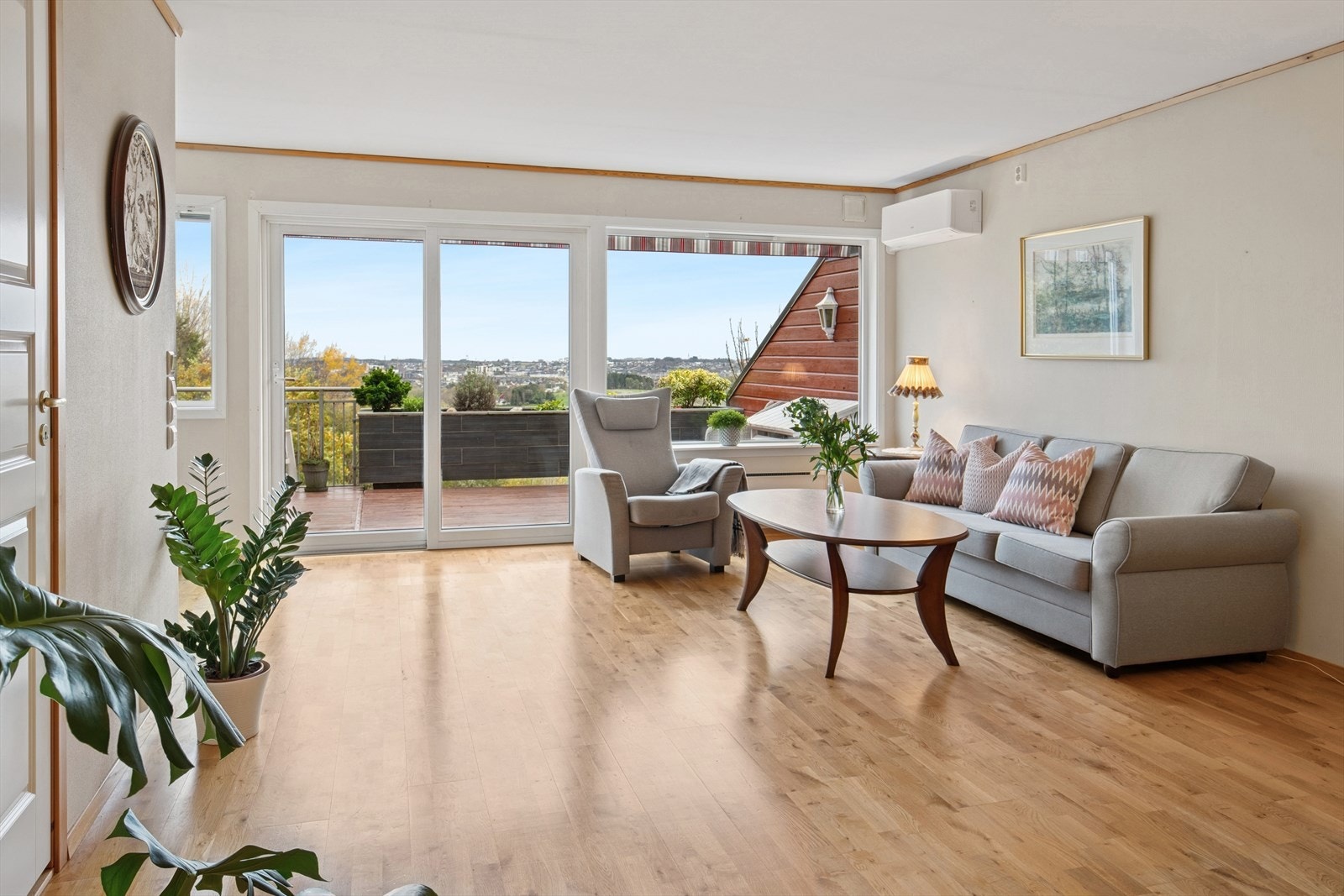 Stuen og kjøkkenet ligger i åpen løsning. Rommet har parkett på gulvet og lyse, nøytrale vegger som gir et tidløst uttrykk. Galleribilde