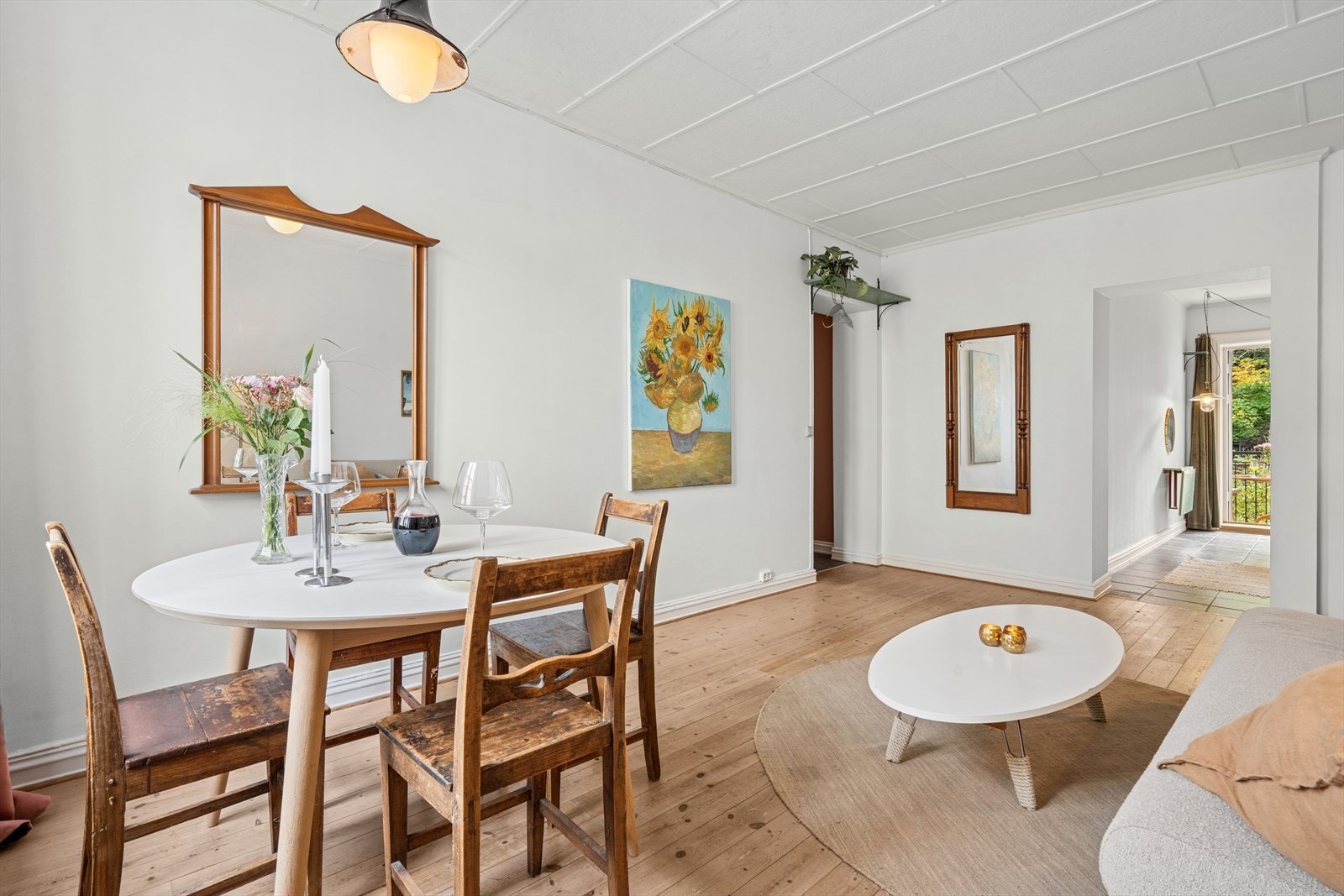 Her er det god plass til både en komfortabel sofakrok og et spisebord - ideelt for både avslapning og sosiale sammenkomster. Galleribilde