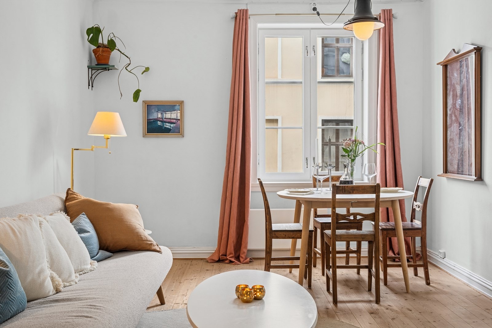 Stuen har en behagelig størrelse og en praktisk utforming som gir flere møbleringsmuligheter. Galleribilde