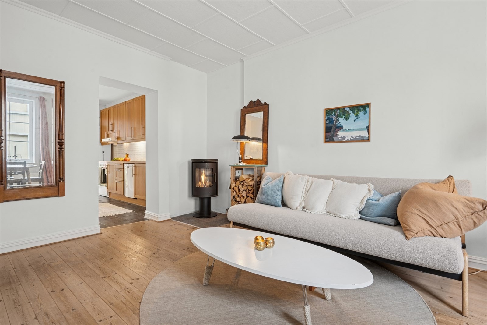 Koselig stue med peis og flotte furugulv. Galleribilde